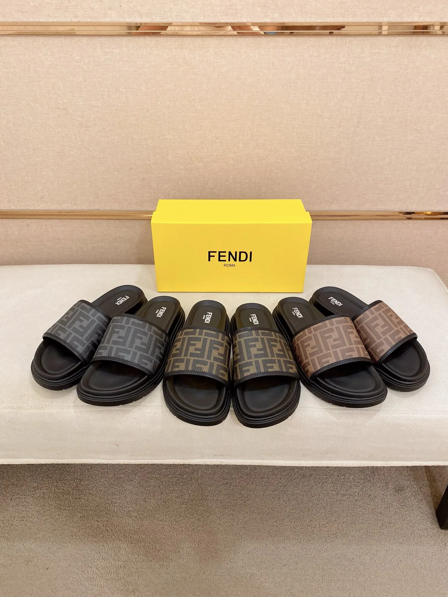 Factory price: 320💰 [Fendi Slippers] High-end brand of men's shoes, official website 1:1 latest masterpiece: original mold customization, the fabric is made of imported original materials, upgraded outsole, lighter and non-slip. The market's top quality, simple yet tasteful, a must-have for fashionistas, fashionable at your feet, full of confidence, the same style at the counter 👍The season of summer slippers is here. Code: 38-44 (45 is custom-made and cannot be returned or exchanged)